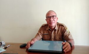 Kepala Dinas Pemberdayaan Masyarakat Desa (DPMD) Manggarai Barat, Pius Baut, Selasa (31/3/2026) pagi di ruang kerjanya. Foto Rino/GBRNews.id