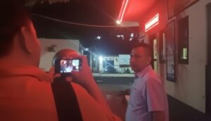 Ketua DPD Partai Perindo Kabupaten Manggarai Barat berinisial H (41) tampak tegang dan memilih irit bicara saat dicegat awak media usai keluar dari ruang pemeriksaan, Kamis (25/2). Foto Rino/GBRNews