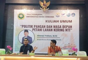 Wakil Ketua Komisi IV DPR RI Ahmad Yohan (kiri) ketika menyampaikan materi pada kuliah umum di Pascasarjana Undana. Kamis, 5 Maret 2026 dipandu Direktur Pascasarjana Undana Dr. Hamzah Wulakada (kanan).