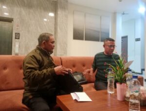 Haji Suhardi (kiri) sebagai Pelapor tengah didampingi kuasa hukumnya, Yance Thobias Messakh, SH (kanan) pada Kamis (5/3/2026) malam. Foto Rino/GBRNews.id.