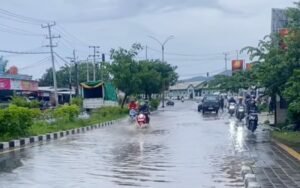 Genangan cukup parah terjadi di sekitar lampu merah Wae Mata, Desa Gorontalo, Kecamatan Komodo. Air menggenang hingga sekitar 40 sentimeter dan membuat arus lalu lintas tersendat, Senin (9/3/2026) sore. Foto Rino/GBRNews.id