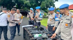 Tim gabungan dari Seksi Propam dan Bagian Logistik melakukan pemeriksaan secara detail. (Dok. Humas Polres Manggarai Barat)