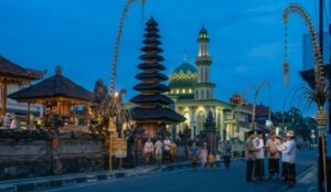 Malam Takbiran Idul Fitri 1447 Hijriah bertepatan dengan Hari Suci Nyepi Tahun Caka 1948, yang jatuh pada Kamis, 19 Maret 2026. [Ilustrasi AI]