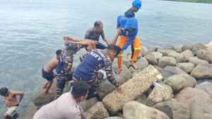 Tim gabungan dari Polres Manggarai Barat, Lanal Labuan Bajo, dan PT Pelindo berhasil mengevakuasi korban R (21). (Foto: Humas Polres Mabar)