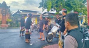 WN Amerika Serikat (AS) ditangkap pecalang setelah ketahuan berkeliaran di Jalan Raya Sukawati saat Nyepi, Kamis (19/3/2026). (Dok. Polres Gianyar)