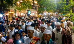 Ribuan umat Muslim di Labuan Bajo tumpah ruah memadati jalanan kota dalam Gema Takbir Keliling 1447 H/2026 M yang digelar oleh Pengurus Hari Besar Islam (PHBI) Kabupaten Manggarai Barat, Jumat (20/3) malam. (Foto Sarifudin/GBRNews.id)