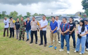 Ketua PSSI Mabar, Marianus Yono Jehanu (tengah), Kapolsek Lembor, IPDA Vinsen Bagus, Sekretaris KONI Manggarai Barat, Rofinus Edison Risal, Lurah Labuan Bajo Vinsensius Taso, serta pengurus PSSI Manggarai Barat, Yuvensius Harjon dan Nikolaus Tolen Tino. (Foto Ist) 