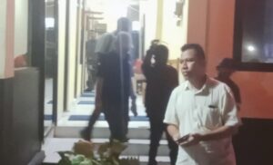 Oknum anggota DPRD Kabupaten Manggarai Barat berinisial H dari Partai Perindo (depan), saat keluar dari ruang pemeriksaan Unit Tipidum Polres Manggarai Barat, Kamis (26/3/2026) malam. Foto Rino/GBRNews.id