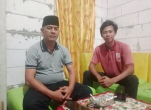 Tokoh masyarakat Desa Macang Tanggar, Rudi Hartono (kiri) bersama generasi muda Dusun Nanga Nae, Irfan (kanan), Sabtu (28/3/2026) malam. Foto Rino/GBRNews.id