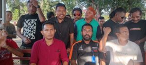 Kuasa Hukum Asosiasi Angkutan Wisata Darat (AWSTAR) Labuan Bajo, Sintus Jemali (tengah) saat mendampingi kliennya di Polres Manggarai Barat, Rabu (22/4/2026). Foto Ist. 