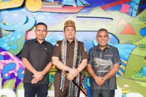 Ketua DPRD Kabupaten Manggarai Barat, Benediktus Nurdin (kiri), Kejati NTT, Roch Adi Wibowo (tengah) dan Bupati Mabar, Edistasius Endi (kanan), saat Penyambutan berlangsung di Bandar Udara Internasional Komodo, Selasa (28/4/2026). Foto Rino/GBRNews.id
