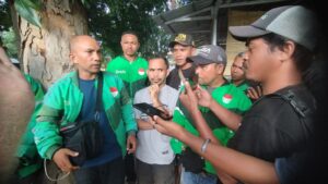 Donatus Darso (tengah) saat memberikan keterangan kepada awak media usai melaporkan dugaan penganiayaan yang dialaminya di Mapolres Manggarai Barat, Senin (13/4/2026). Foto: Rino/GBRNews.id