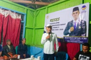 Anggota DPRD Manggarai Barat dari Fraksi NasDem, Martinus Mitar, saat Reses di Kampung Mejer, Desa Golo Damu, Kecamatan Mbeliling, Selasa (31/3/2026) malam. Foto Rino/GBRNews.id