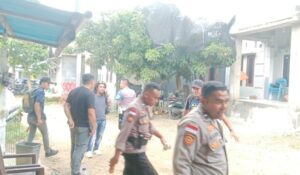 Aparat kepolisian berseragam lengkap tampak berjaga ketat di sekitar rumah pribadi oknum anggota DPRD Manggarai Barat berinisial H dari Partai Perindo, Kamis (2/4/2026) siang. Foto Rino/GBRNews.id