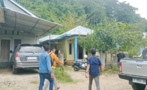 Kader sekaligus admin Partai Perindo Kabupaten Manggarai Barat, RB (tengah), dijemput oleh penyidik bersama tim Resmob dan dibawa ke lokasi sekitar pukul 13.30 Wita. Foto Rino/GBRNews.id