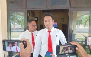 Kasat Reskrim Polres Manggarai Barat, AKP Lufthi Darmawan Aditya (kanan), didampingi Kanit Pidum, Ipda Nikolaus Nikson Bunganaen saat menggelar konfrensi pers beberapa waktu lalu di Mapolres.