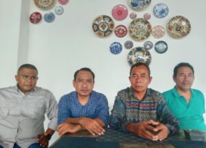 Kuasa hukum, Rydo Manafe, SH., M.H (kiri), Hari Pandie, SH., M.H (tengah), Halim (tengah) dan Abdul Manang (kana), warga Kampung Tao, Desa Golo Mori, Sabtu (4/4/2026) sore. Foto Rino/GBRNews.id
