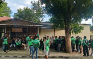 Puluhan mitra ojek online (ojol) Grab memberikan pendampingan dan dukungan kepada korban saat melapor ke Polres Manggarai Barat, Senin (13/4) sore. Foto Rino/GBRNews.id