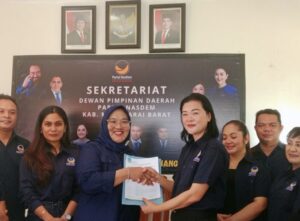 Ketua DPD NasDem Manggarai Barat, Yopi Widyanti (kanan) bersama Andy Rizky Nur Cahya (kiri) saat menyerahkan SK, Rabu (15/4/2026) siang. Foto Rino/GBRNews.id