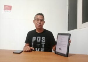 Kuasa hukum Suhardi, Yance Thobias Mesah, saat menunjukkan dokumen pencabutan surat keberatan, Kamis (23/4/2026) siang. Foto Rino/GBRNews.id