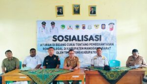 Satgas Cukai Mabar terus memperkuat penindakan dan pencegahan rokok ilegal. Kali ini, tim gabungan menggelar sosialisasi aturan cukai di Desa Nangalili, Kecamatan Lembor Selatan, Selasa (28/4/2026). Foto Rino/GBRNews.id
