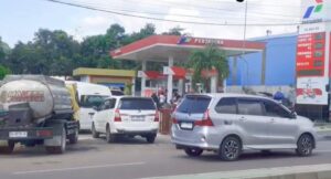 Suasana di SPBU Sernaru, Kelurahan Wae Kelambu, antrean panjang menjadi pemandangan yang tak terelakkan. Warga harus menghabiskan waktu berjam-jam demi mendapatkan BBM jenis solar, pertamax dan pertalite, Senin (4/5/2026). Foto Rino/GBRNews.id