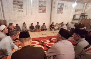 Suasana Tahlilan di mes karyawan tempat hiburan malam (THM) Le Dupar di Gorontalo, Kecamatan Komodo, Kabupaten Manggarai Barat, NTT, Selasa (5/5/2026) malam.