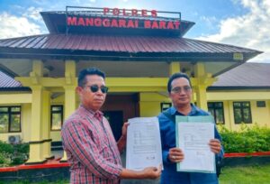 Kuasa Hukum, Yance Thobias Messakh, S.H (kiri) saat mendampingi Kepala Desa Golo Mori, Samaila (kanan) di Mapolres Manggarai Barat, Sabtu (9/5/2026) sore. [Foto Rino/GBRNews.id]
