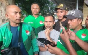 Donatus Darso (tengah) saat memberikan keterangan kepada awak media usai melaporkan dugaan penganiayaan yang dialaminya di Mapolres Manggarai Barat, Senin (13/4/2026). Foto: Rino/GBRNews.id