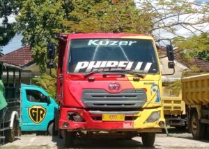 Truk dengan nomor polisi L 8353 UZ yang diduga terlibat dalam lakalantas di kawasan SPBU Merombok kini telah diamankan di halaman Satlantas Polres Manggarai Barat. [Foto Rino/GBRNews.id]